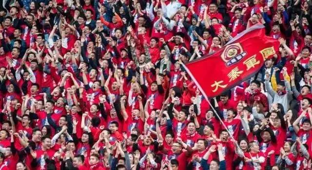  球迷助威声震天，主场氛围助力球队