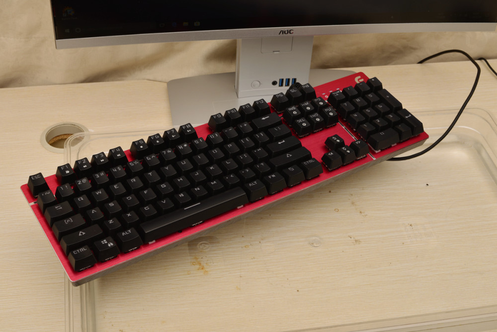  电竞选手指尖飞舞，键盘敲出冠军之路