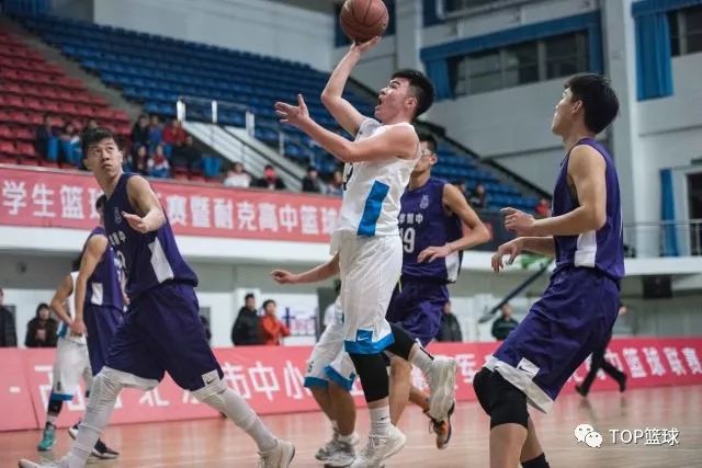  高中篮球联赛半决赛，北京四中险胜上海中学
