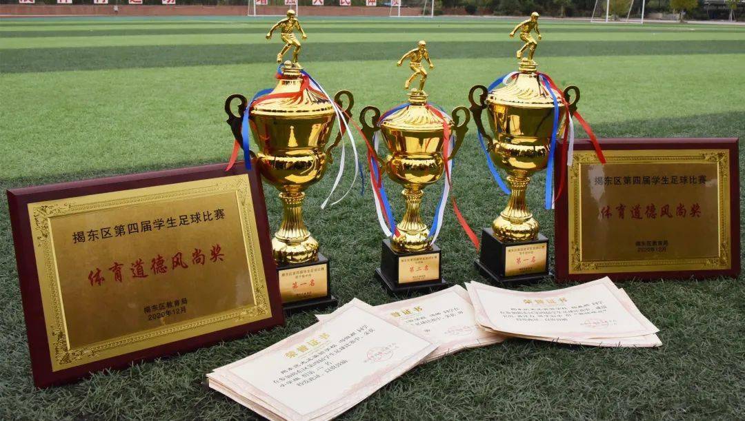  电竞团队默契配合铸就冠军奖杯