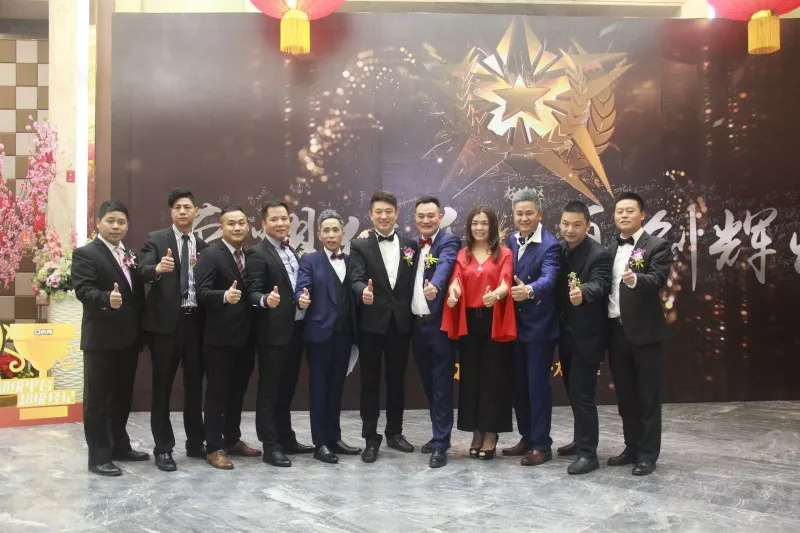  更衣室团结如一人，团队精神铸就钢铁之师